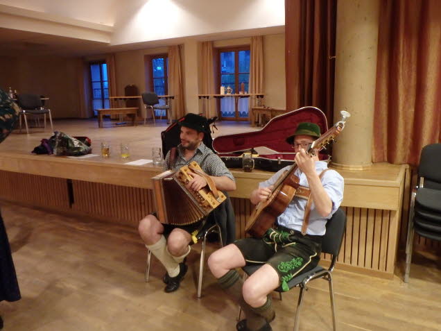 Die Musikanten Markus Heigermoser und Hannes Zimmermann spielten bei den Kursabenden auf