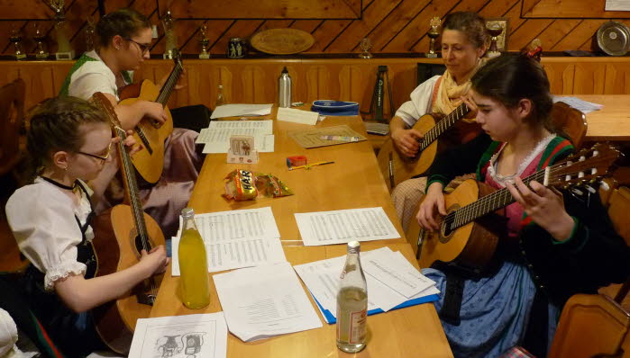 I_Margit Berger mit ihren Gitarrenspielerinnen